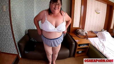 A gorda nai xaponesa mostra as súas enormes tetas e goza dun xoguete sexual. Unha nai asiática de 51 anos fala da súa experiencia sexual. Yukiko 1 OSAKAPORN milf gorda
